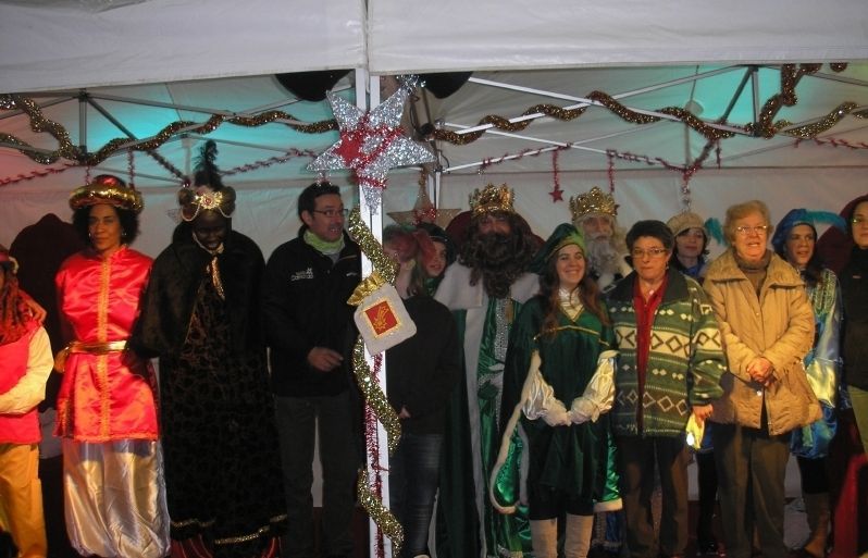 Ses Magestats en la visita de l'any passat al districte FOTO: Arxiu