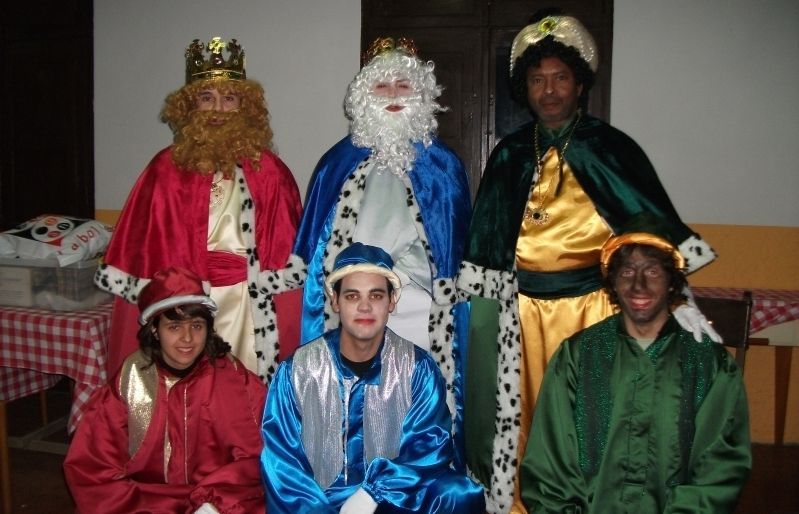 Els tres Reis en la visita de l'any passat al barri FOTO: Arxiu