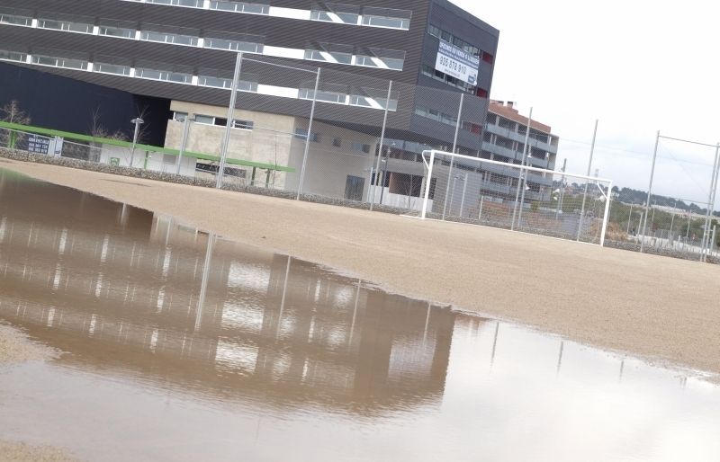 Quan plou el camp de futbol s'omple d'aigua FOTO: A. Ribera