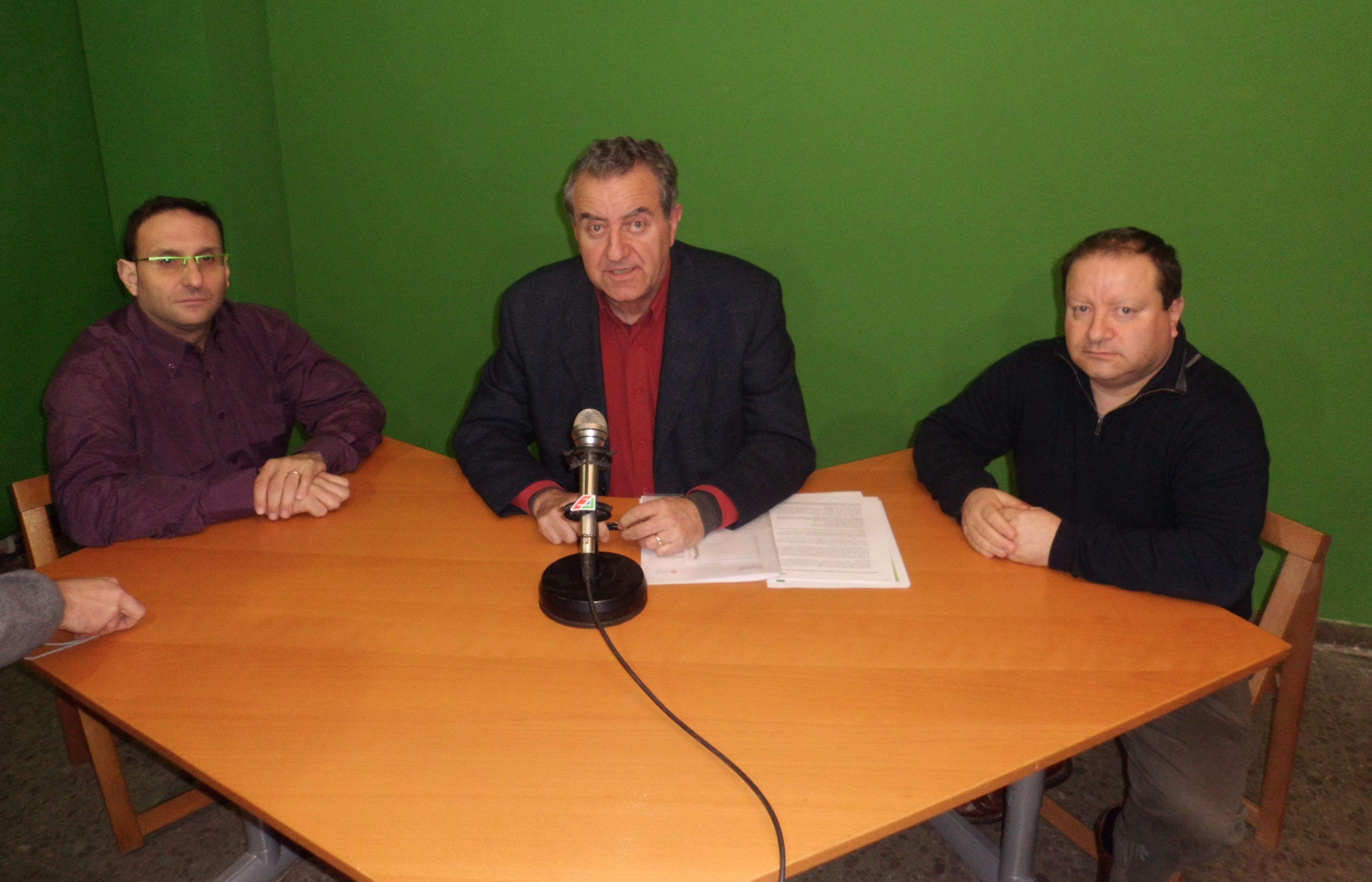 Tres membres de UASC en una roda de premsa FOTO: JR Armadàs