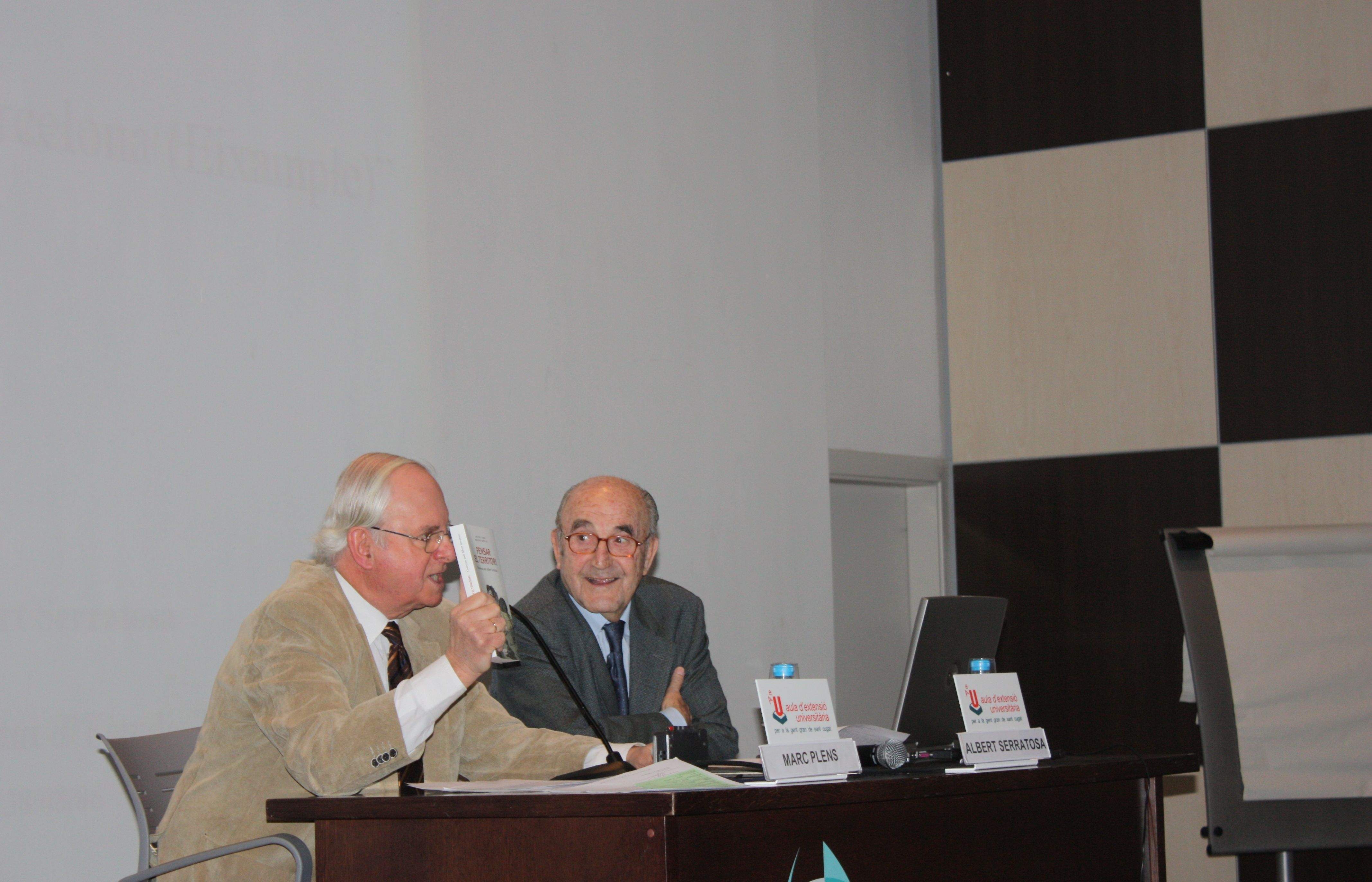 Marc Plens ha ensenyat una de les obres del ponent, Albert Serratosa. FOTO: C. Porras