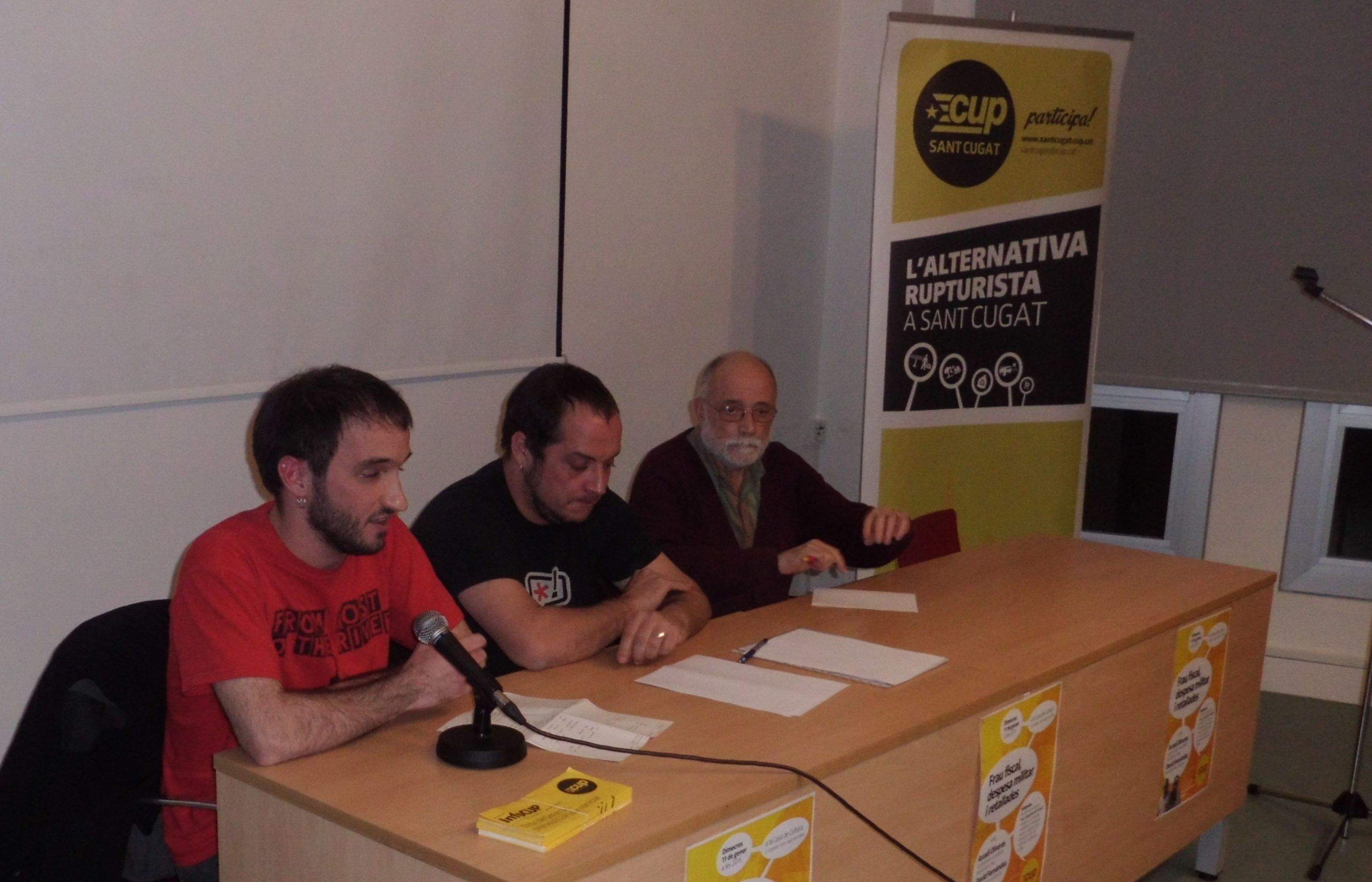 Ignasi Bea, David Fernández i Arcadi Oliveres a la Casa de Cultura FOTO: JR Armadàs