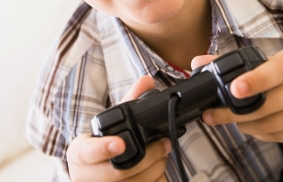 Els alumnes coincideixen en el fet que és més divertit i motivador aprendre a classe mitjançant videojocs i no únicament amb llibres. FOTO: Arxiu