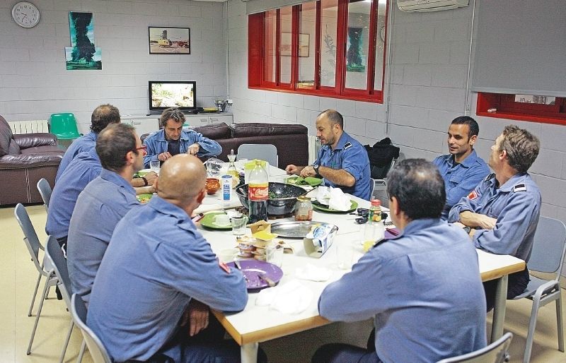 Els cinc bombers i els tres forestals sopant. FOTO: A. Ribera