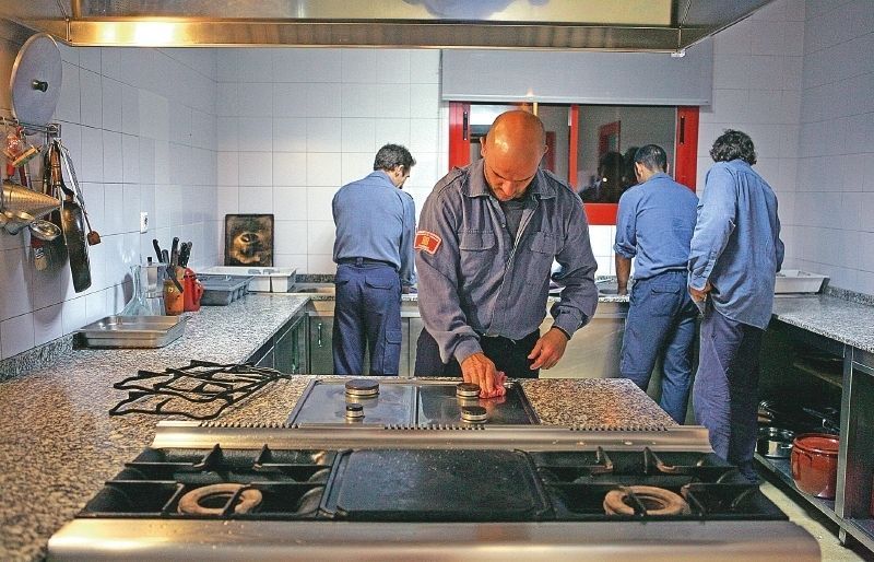 Els bombers cada dia es reparteixen les tasques domèstiques. Fan vida com si fos casa seva. FOTO: A. Ribera