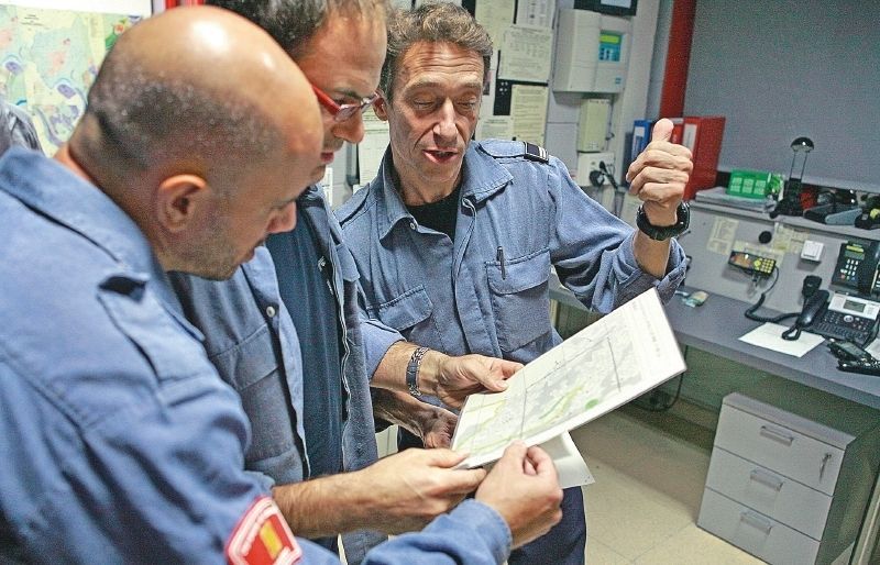 Sona la chicharra i a lemissora estudien el mapa del lloc on han danar. FOTO: A. Ribera