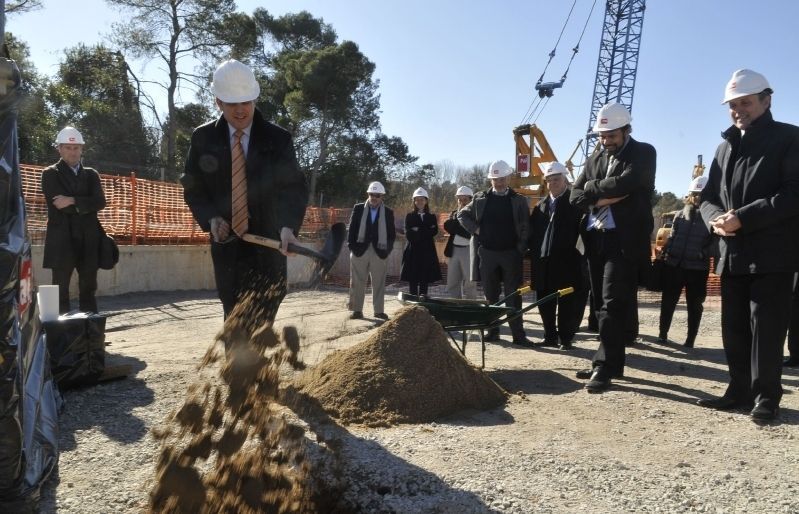 L'antic alcalde la ciutat, Lluís Recoder, col·locant la primera pedra al complex. FOTO: Arxiu