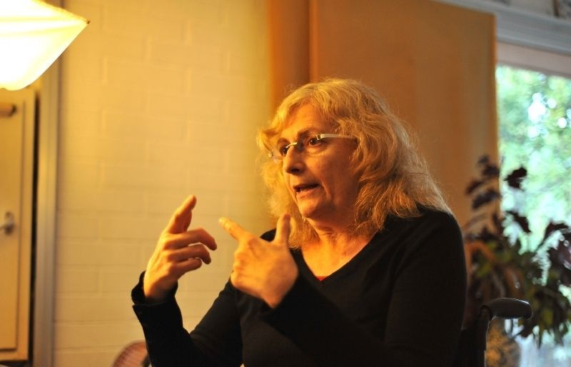  Glòria Rognoni viu a una casa adaptada per a cadira de rodes a Mira-sol amb la seva filla i el seu marit. FOTO: Amanda Bernal