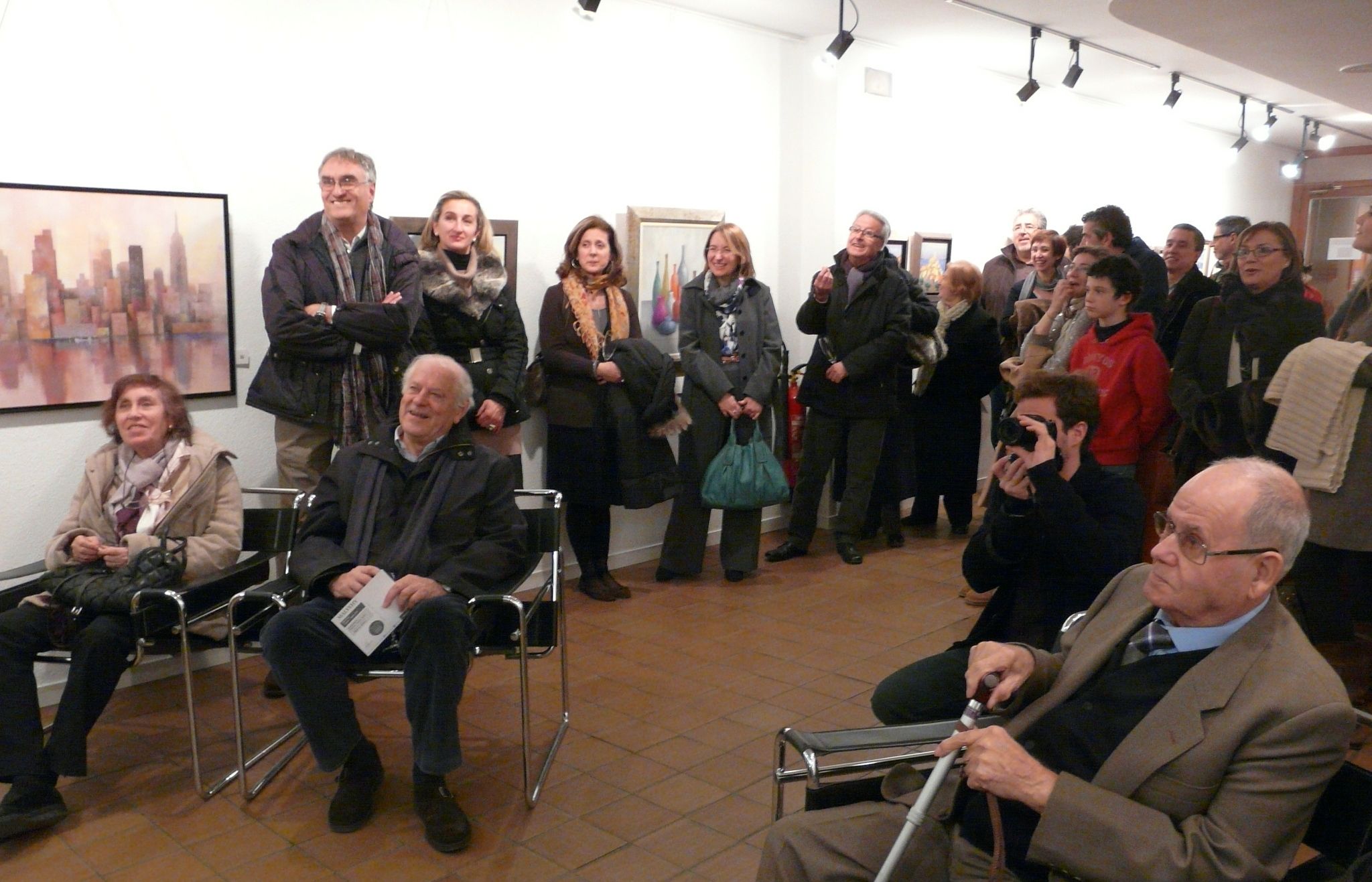 Entre els assistents a la inauguració s'ha sortejat "Una ermita de Grècia" de Malvehy. FOTO: A. Rodoreda