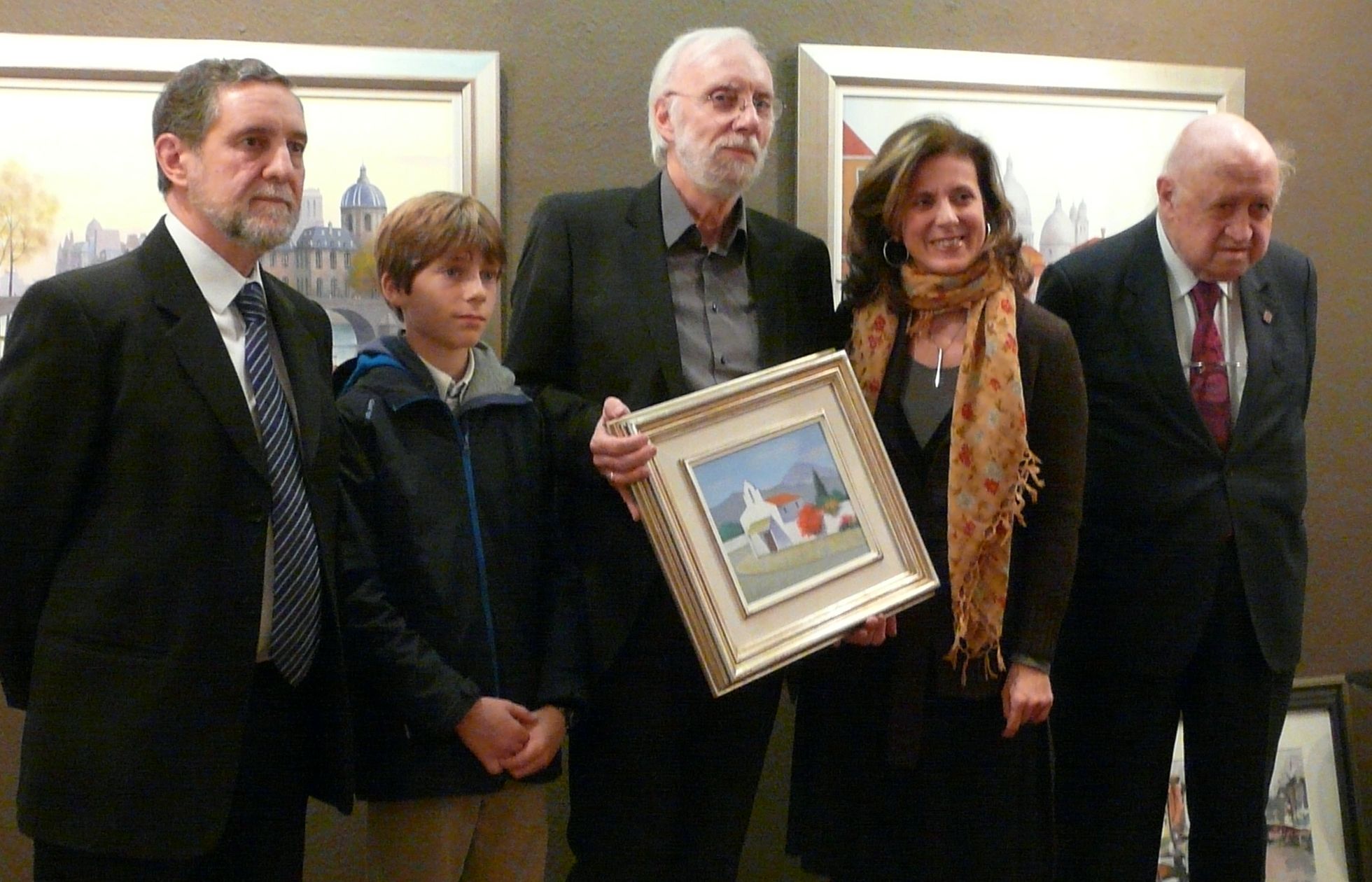 Eduard Malvehy i la guanyadora de la peça sortejada. FOTO: A. Rodoreda