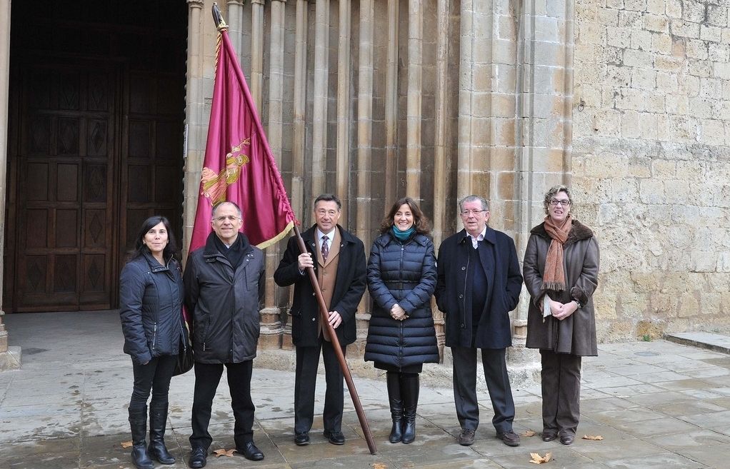 L'abanderat amb Conesa i representants polítics i de la Comissió de Festes de Sant Antoni Abat. FOTO: Localpress