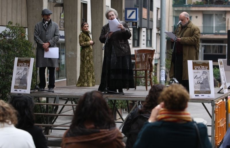 Una de les lectures dramatizades que és fa per celebrar la Diada de la No Violència. FOTO: LL. LLebot