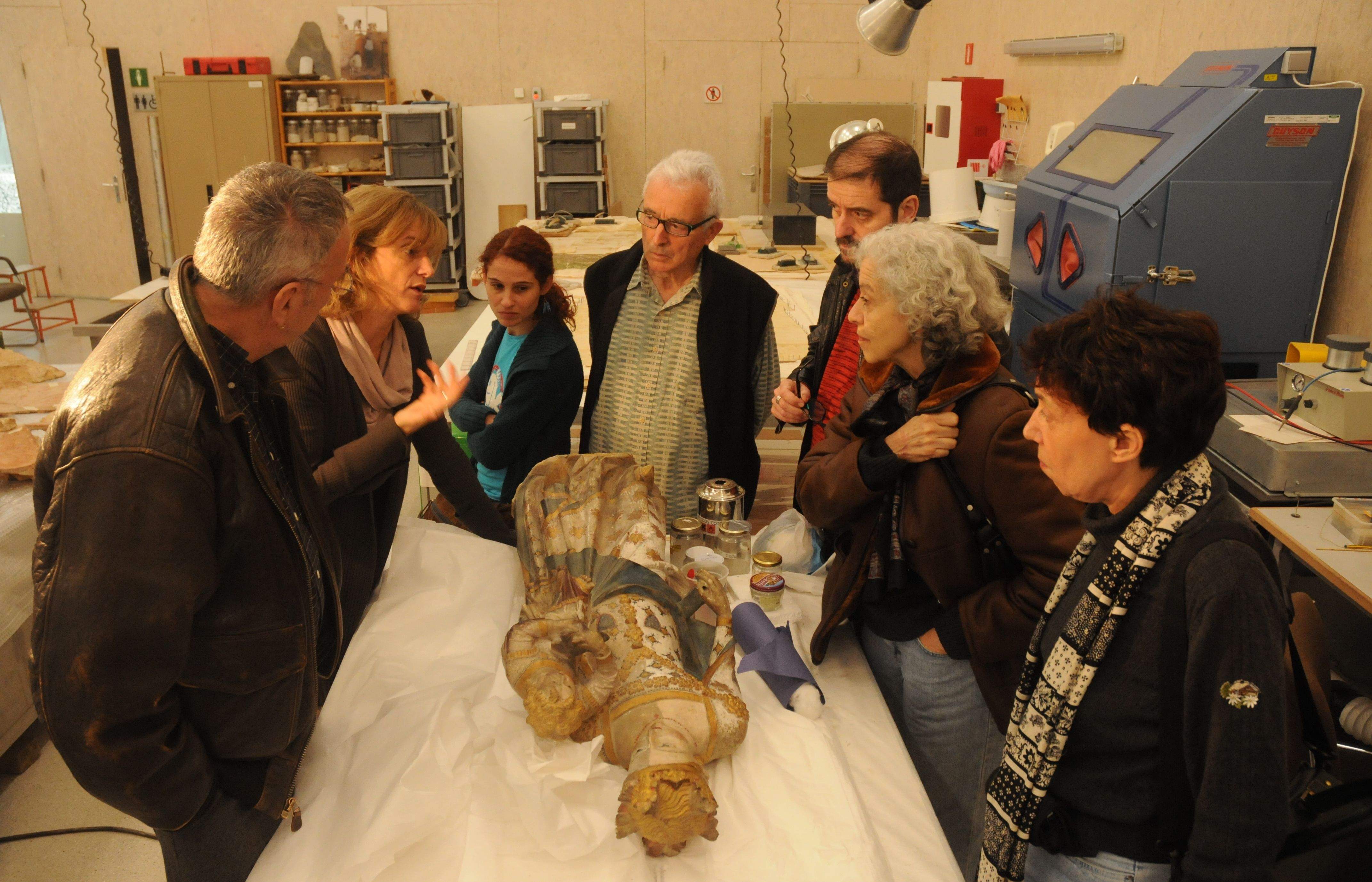  Pep Duran, Àngels Ribé, Benet Rosell, Francesc Torres i Eulàlia Grau, descobrint la feina del CRBMC. FOTO: D.Fernández