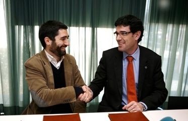 Jordi Puigneró (esquerra) i Joan Ribera signen escenifiquen l'acord FOTO: Localpress