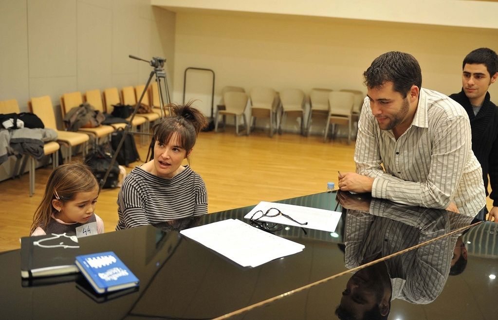 La directora del càsting amb una de les petites artistes, FOTO: Localpres