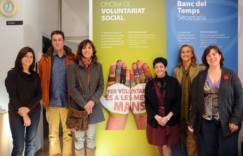 Representants de l'Ajuntament de Sant Cugat i de Caldes a la seu de l'Oficina de Voluntariat Social, a la Casa de Cultura. FOTO: Localpress