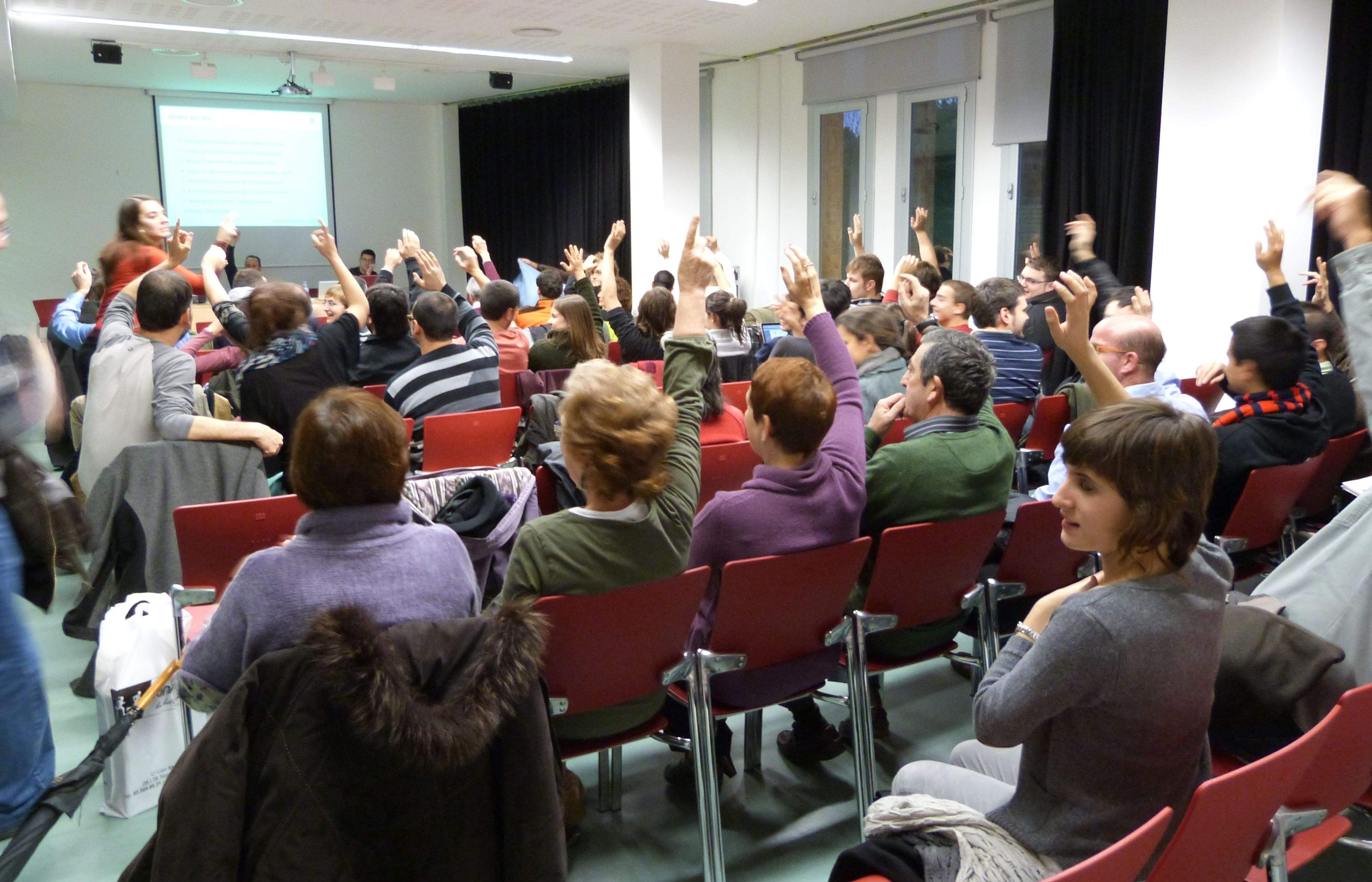 La Casa de Cultura es va omplir de castellers. FOTO: B. Bella