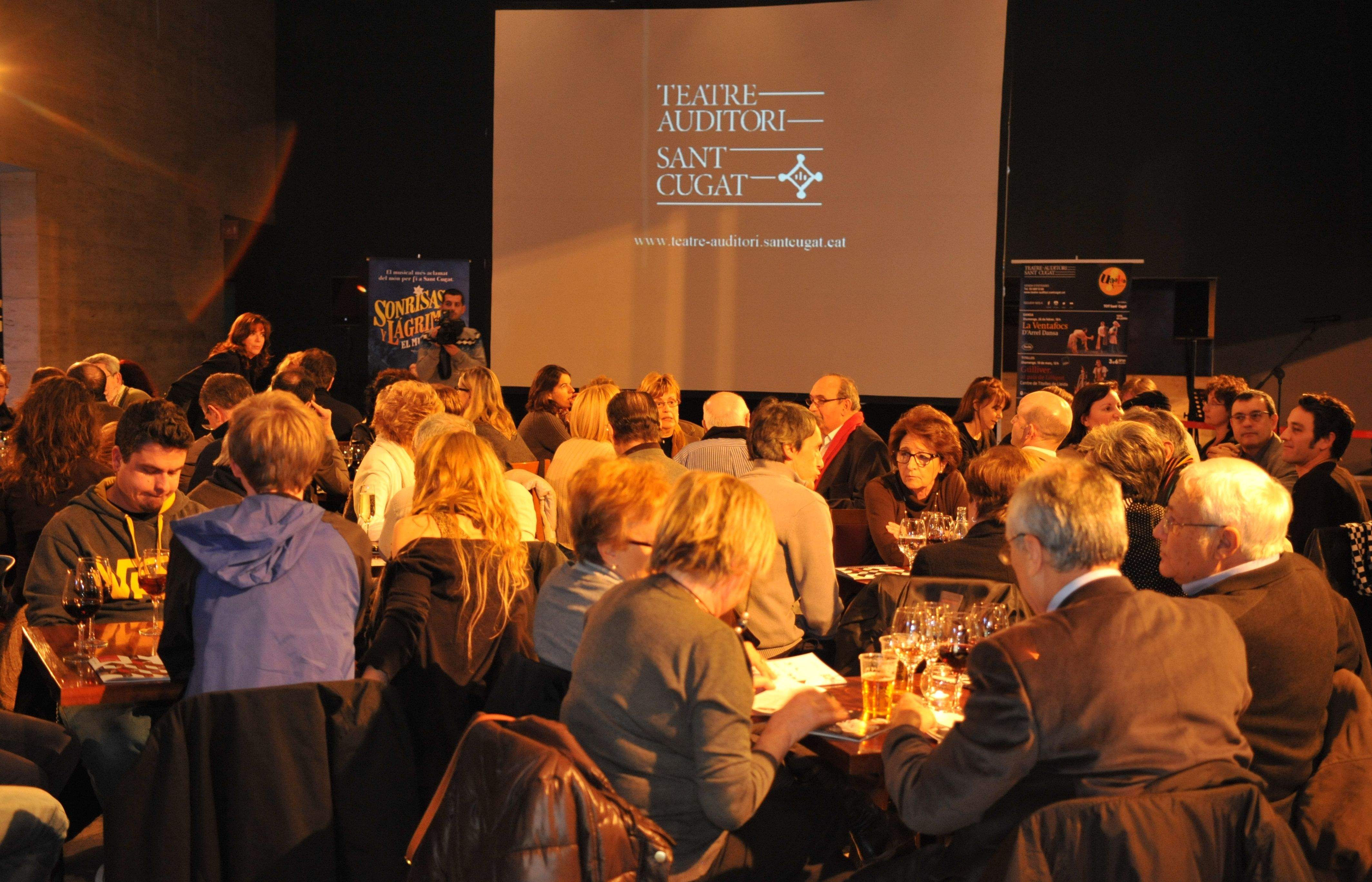 El vestíbul s'ha omplert amb artistes i públic. FOTO: A. Bernal