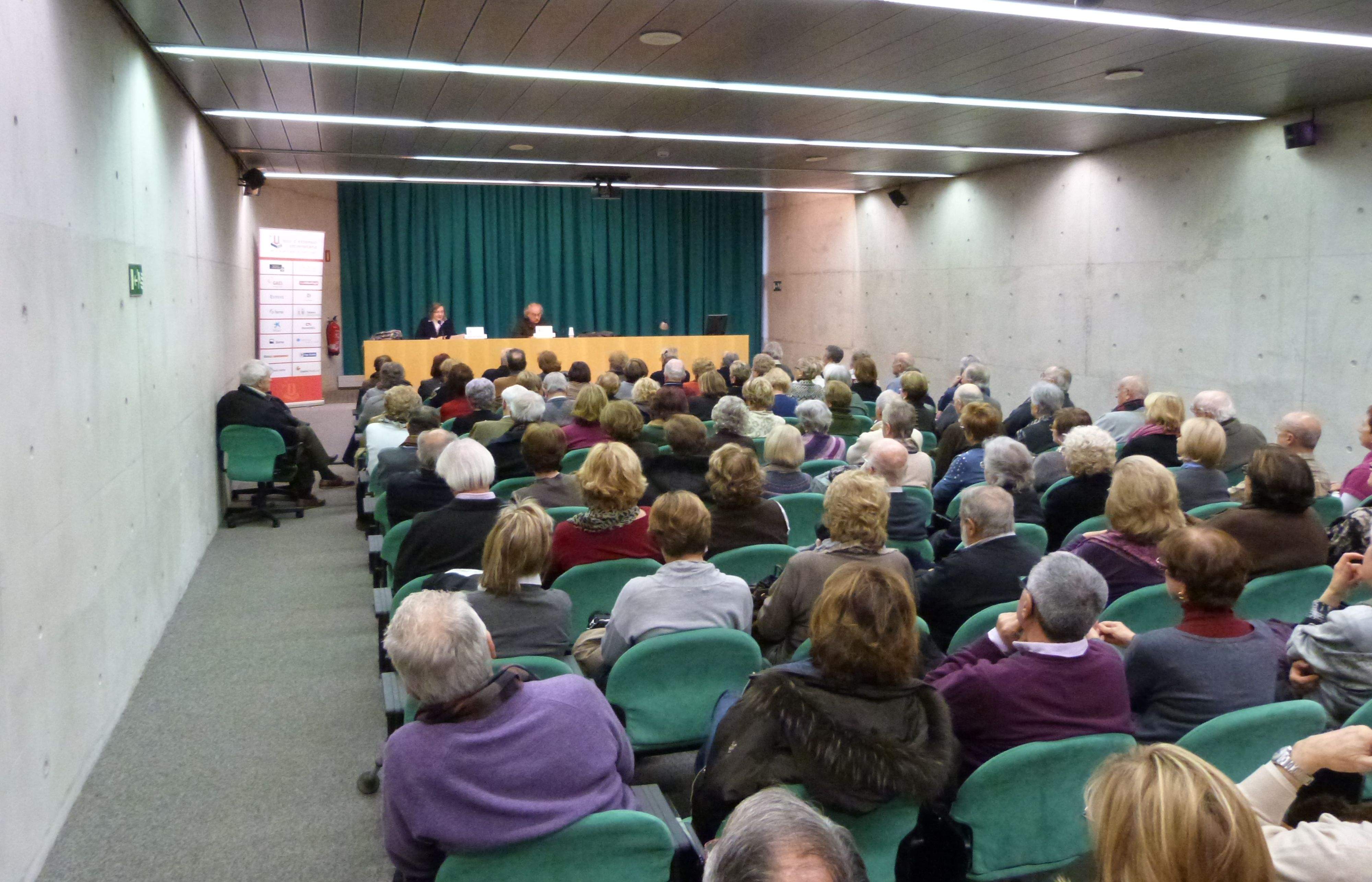 La sala ha quedat petita amb tot el públic assistent. FOTO: B. Bella