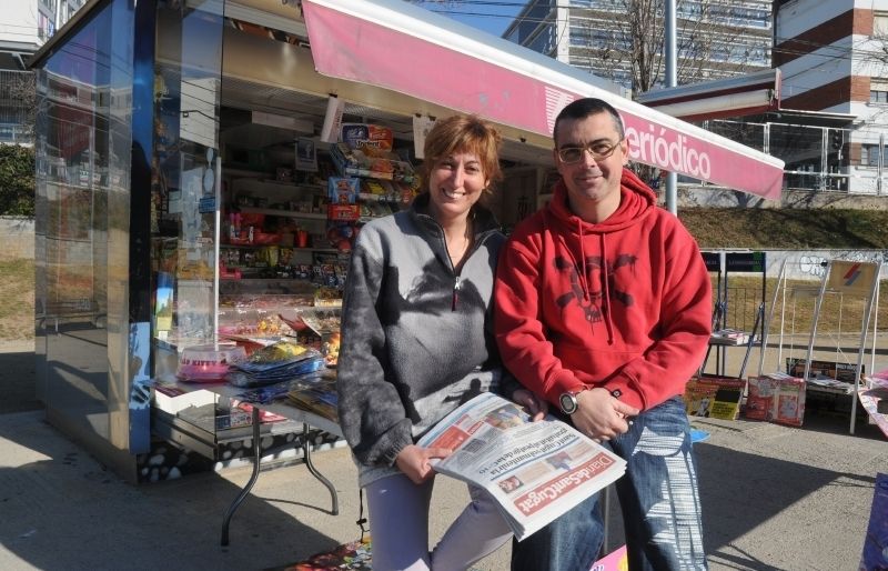 Fa 15 anys que aquesta parella va obrir el quiosc a la plaça de Mira-sol. FOTO: