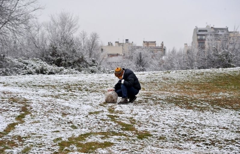 Un noi juga amb una bola de neu al parc de Ramon Barnils. FOTO: A. Bernal