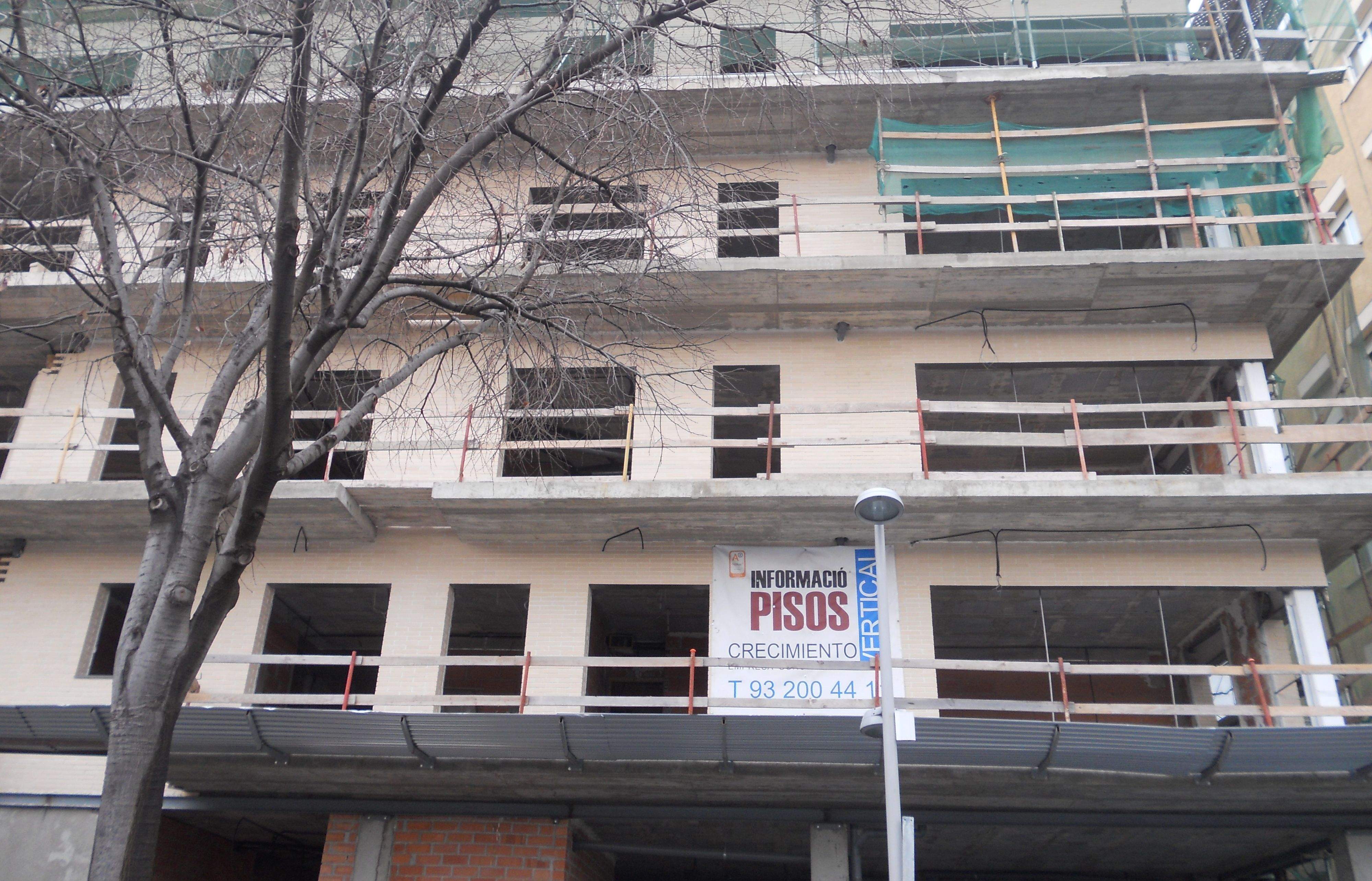 Una de les poques promocions immobiliriàries al centre de Sant Cugat FOTO: JR Armadàs