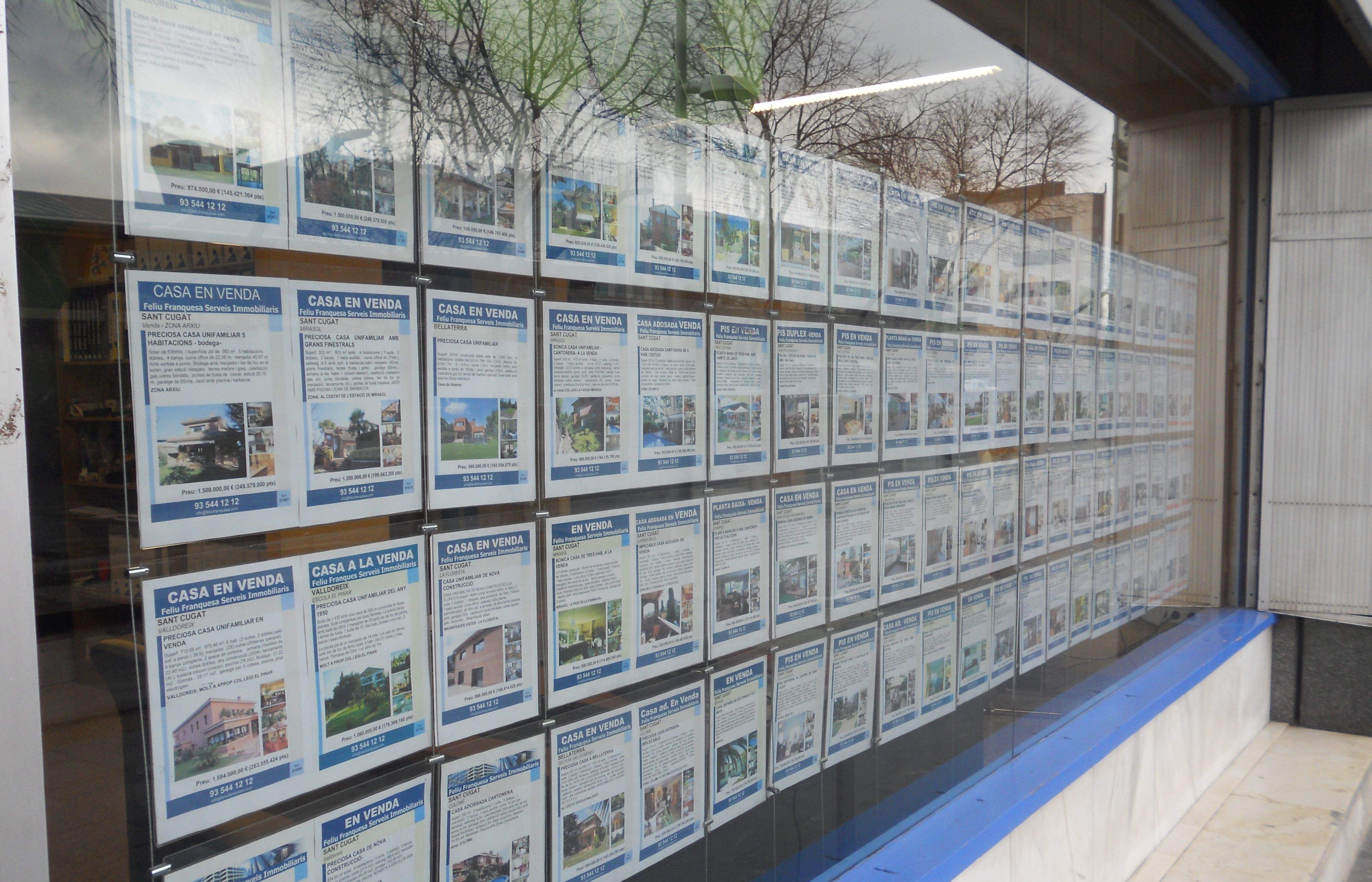 Els anuncis de la immobiliària local Feliu Franquesa FOTO: JR Armadàs
