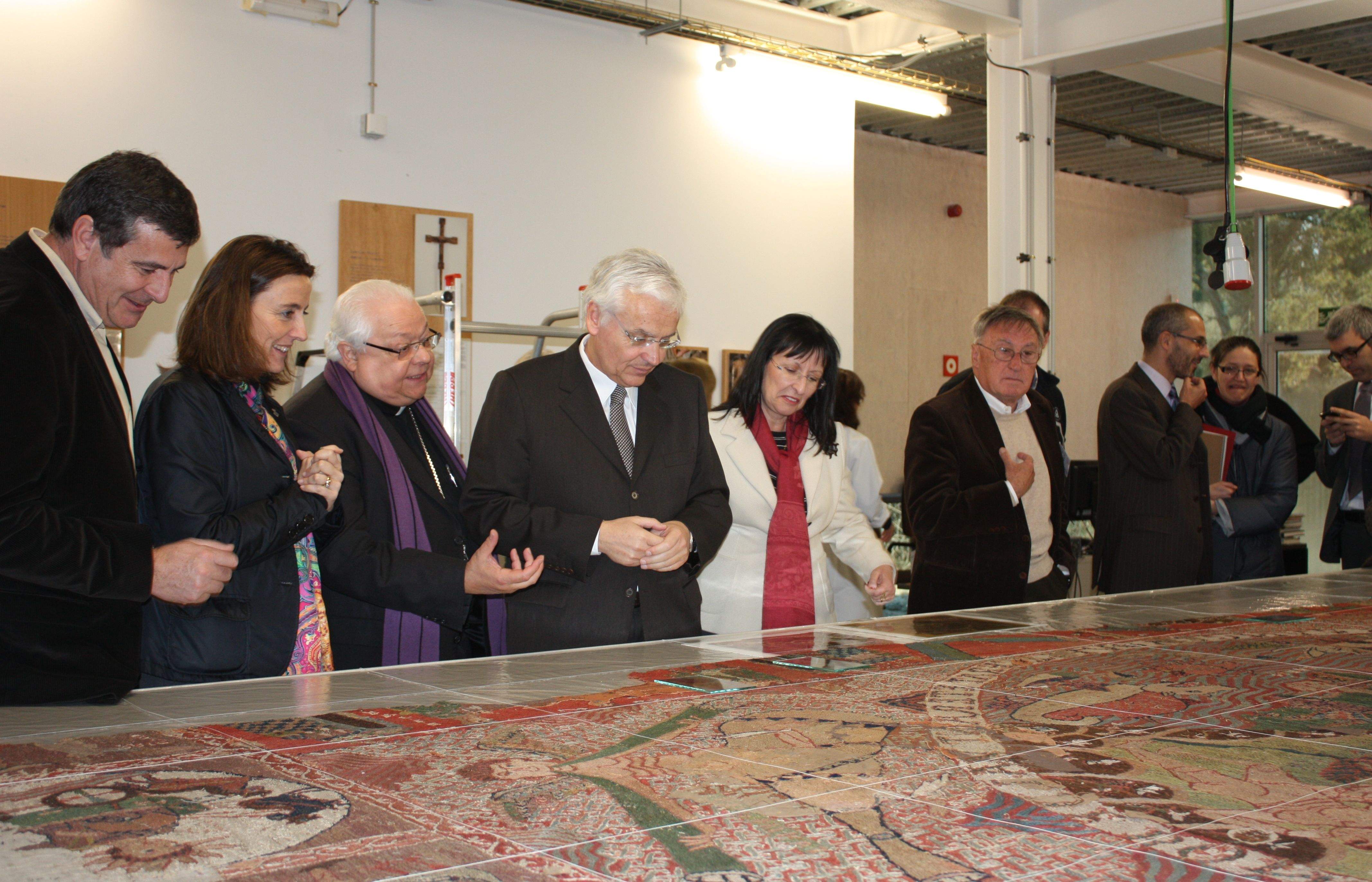 Merçè Conesa, Ferran Mascarell, Francesc Pardo i Elisa Duran contemplant la restauració del Tapís. FOTO: C. Porras