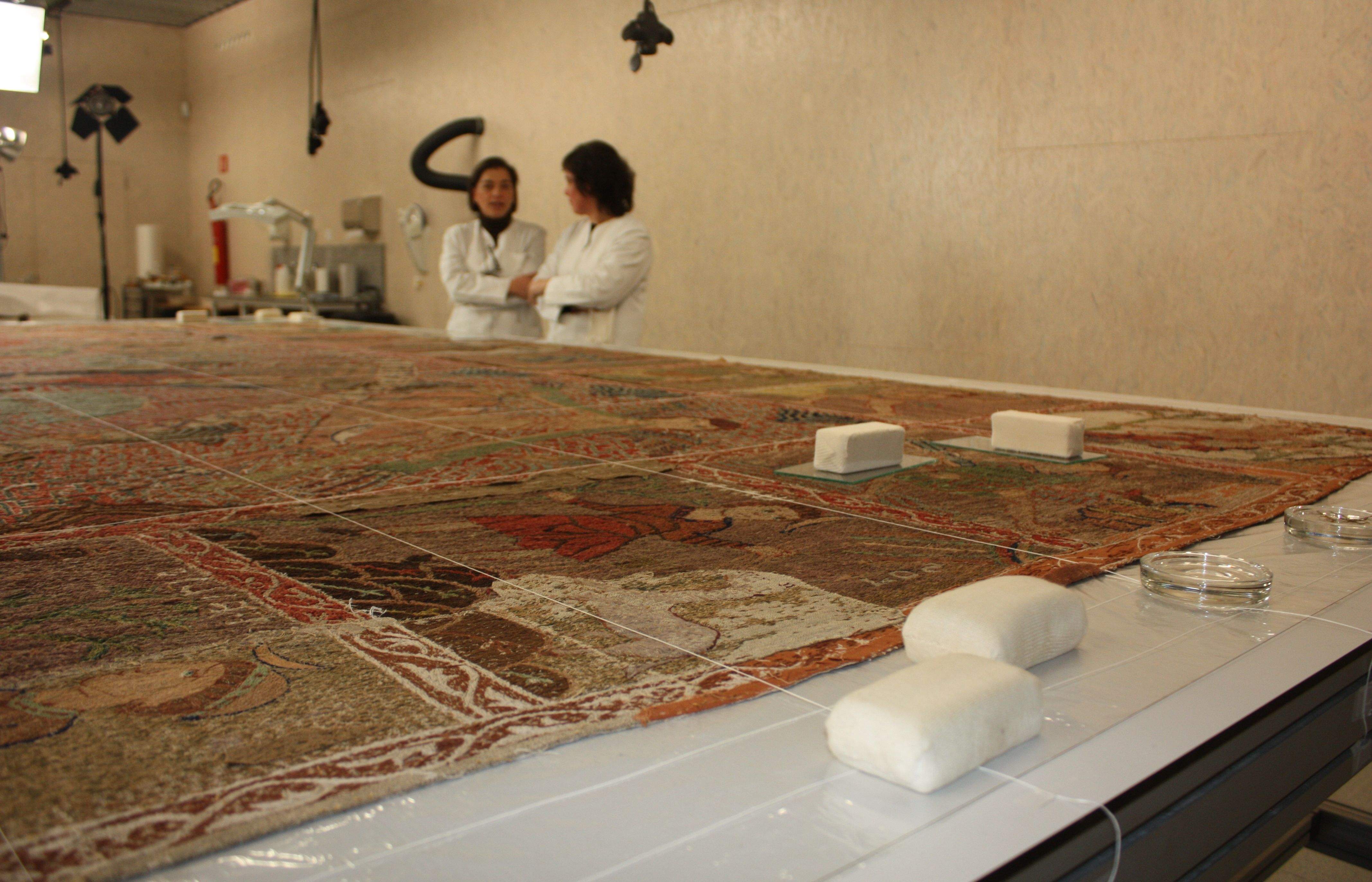 Les restauradores han explicat els descobriments del Tapís romànic datat entre els segles XI i XII. FOTO: C. Porras