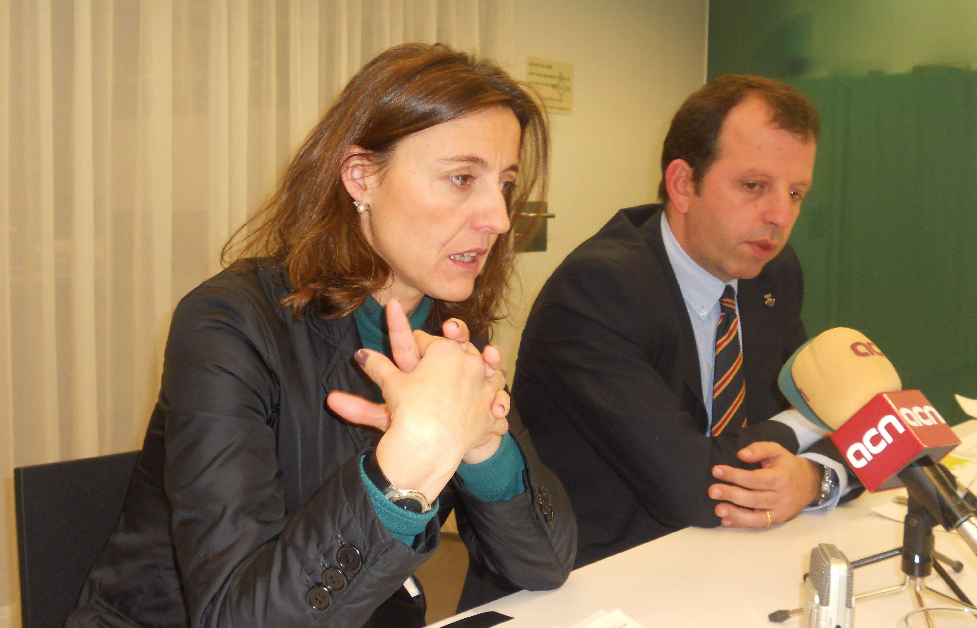 Mercè Conesa i Carles Brugarolas expliquen el pressupost 2012 FOTO: JR Armadàs