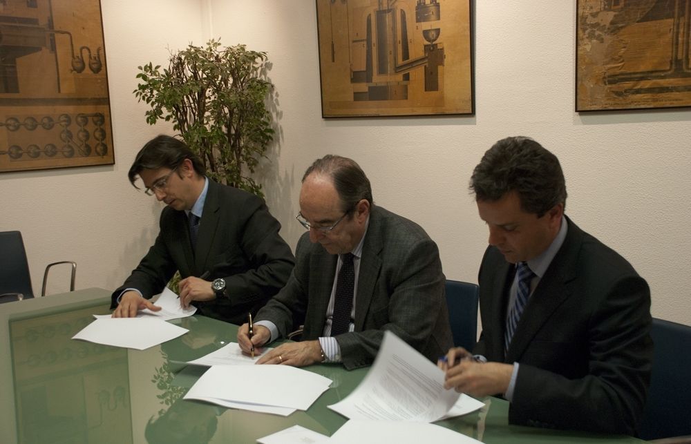 Els tres directius durant la rúbrica del pacte. FOTO: Cedida