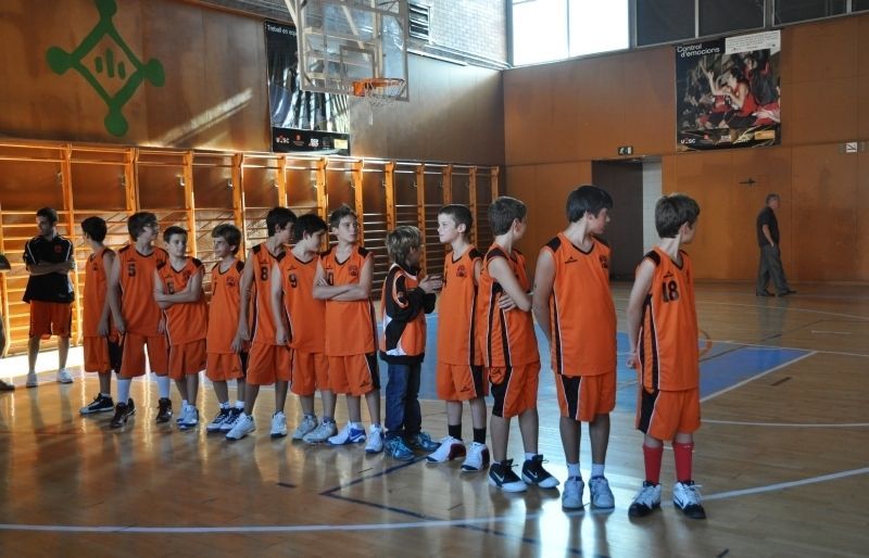 Un dels equips del CB Mira-sol a la presentació d'aquesta temporada. FOTO: Pere Fernández