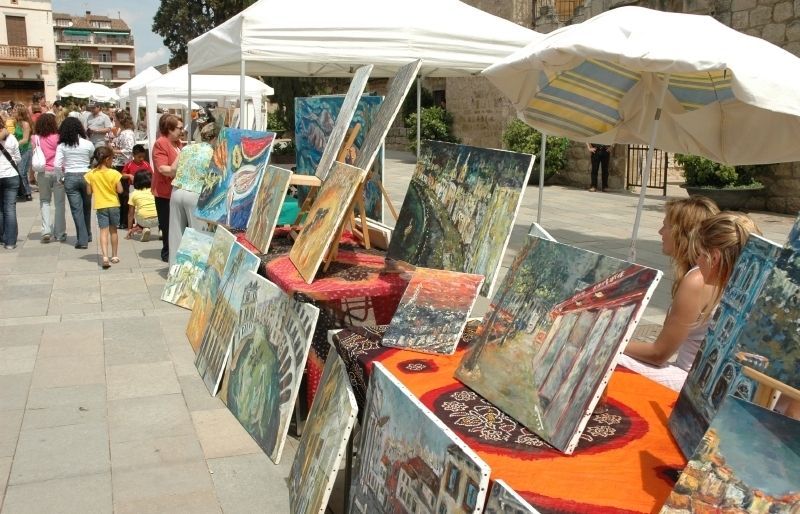 L'Associació Firart exposa un diumenge al mes l'obra dels seus artistes al carrer Santiago Rusiñol. FOTO: Arxiu 