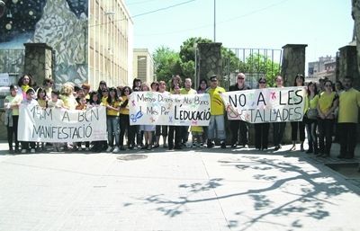 El personal docent de l'escola rubinenca contra les retallades. FOTO: Cedida