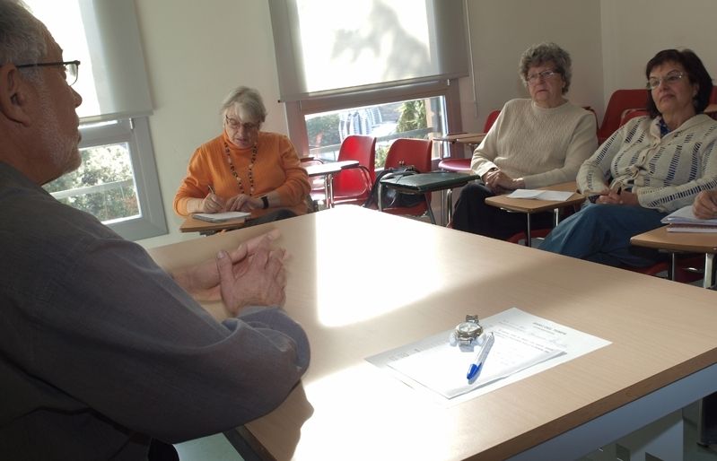 Un intercanvi d'anglès entre usuaris del Banc del Temps en una aula de la Casa de Cultura. FOTO: A. Ribera
