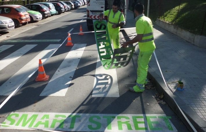 Uns treballadors de l'Ajuntament al carrer Cèsar Martinell FOTO: JR Armadàs