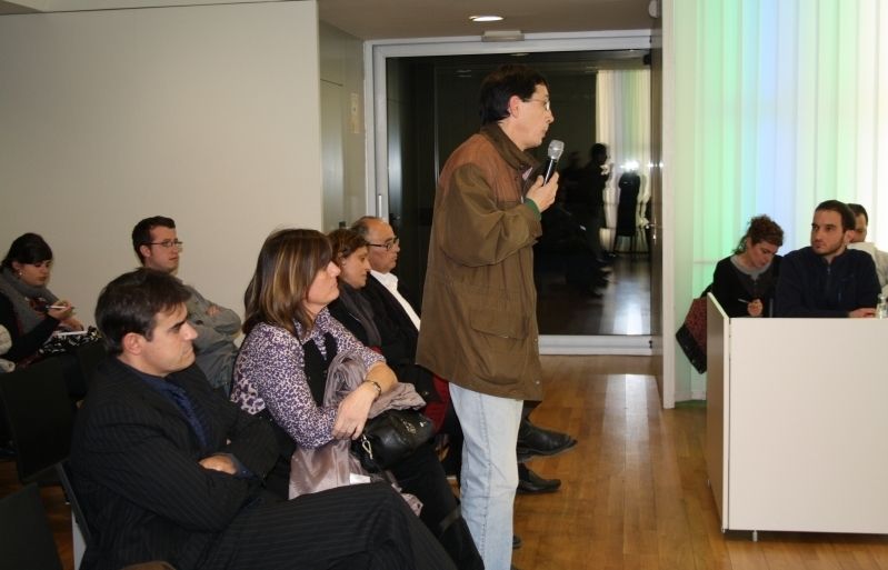 Els veïns exposen la seva postura durant el ple FOTO: À. Guinó.  