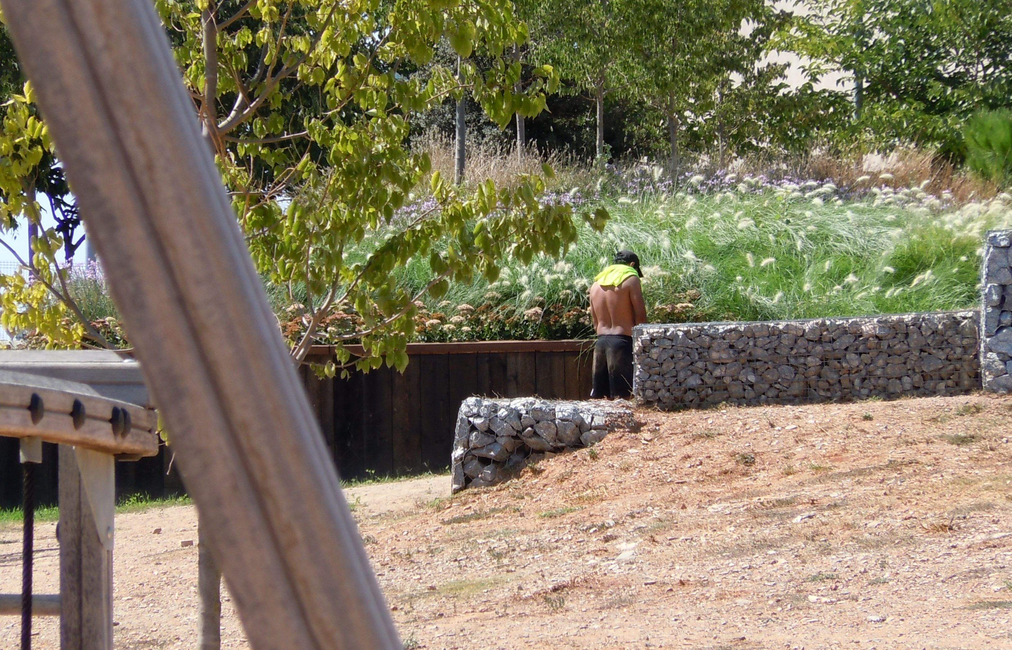 Una persona orinant a la zona. FOTO: Cedida