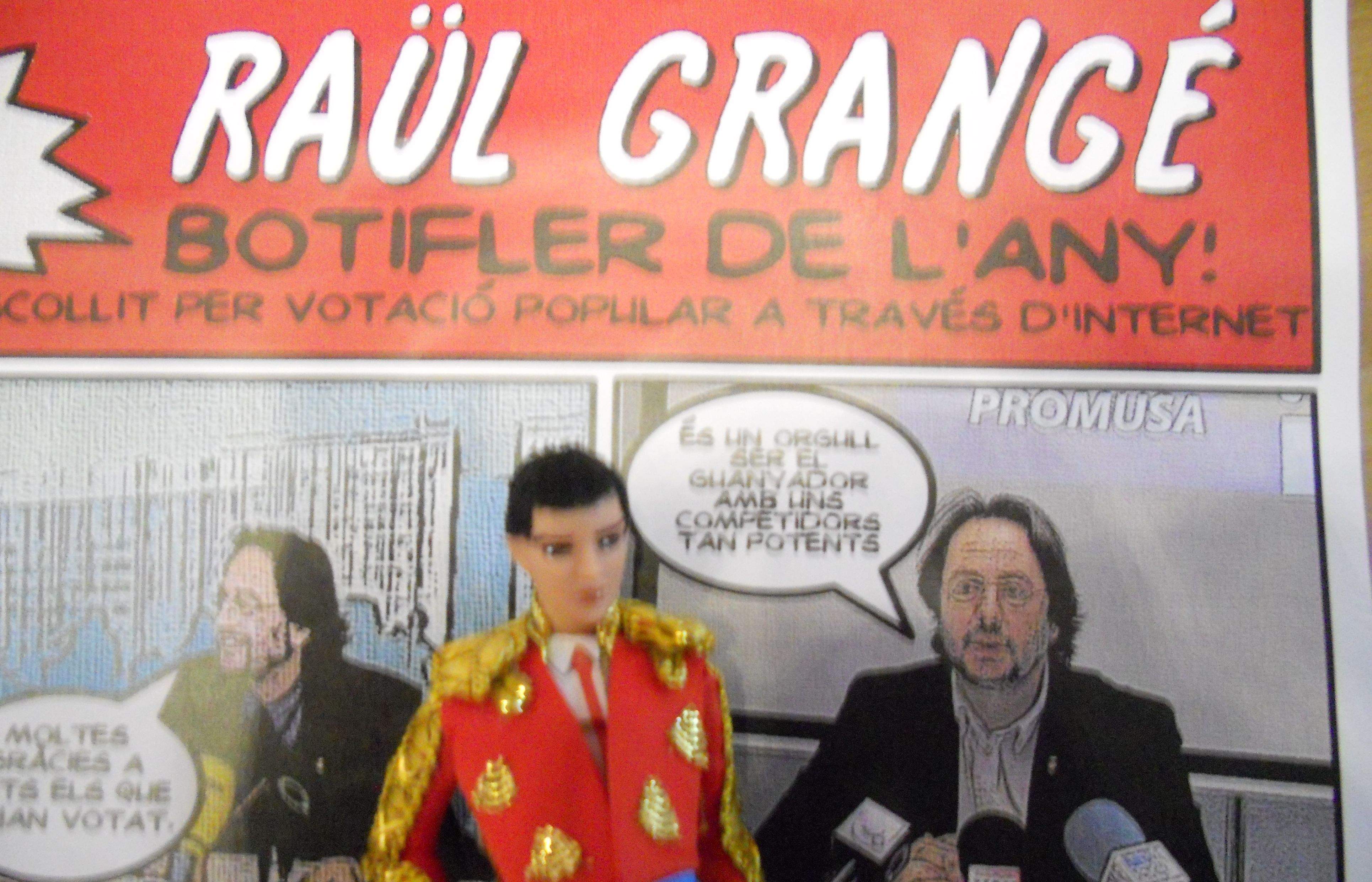 El cartell dels premis i la figura del torero que rep el guanyador FOTO: JR Armadàs