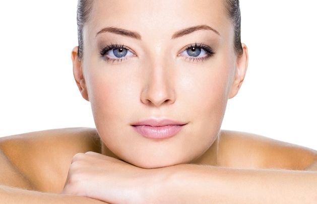 El centre es situat a l'Avinguda de les Corts Catalanes, número 8