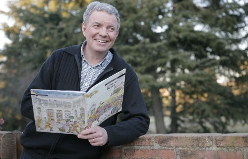 Francesc Carbó amb el conte que ha escrit sobre el general Batet. FOTO: A. Ribera
