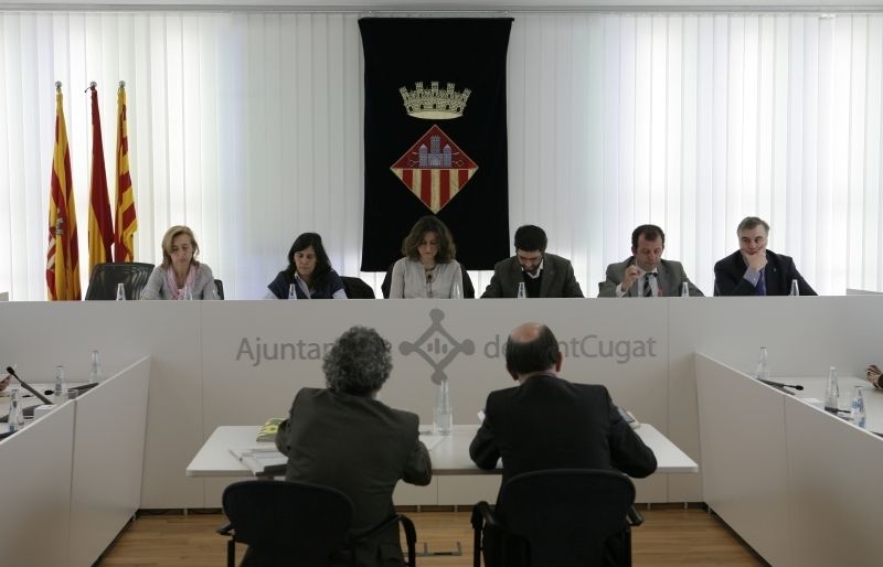 L'equip de govern durant el ple extraordinario FOTO: A. Ribera