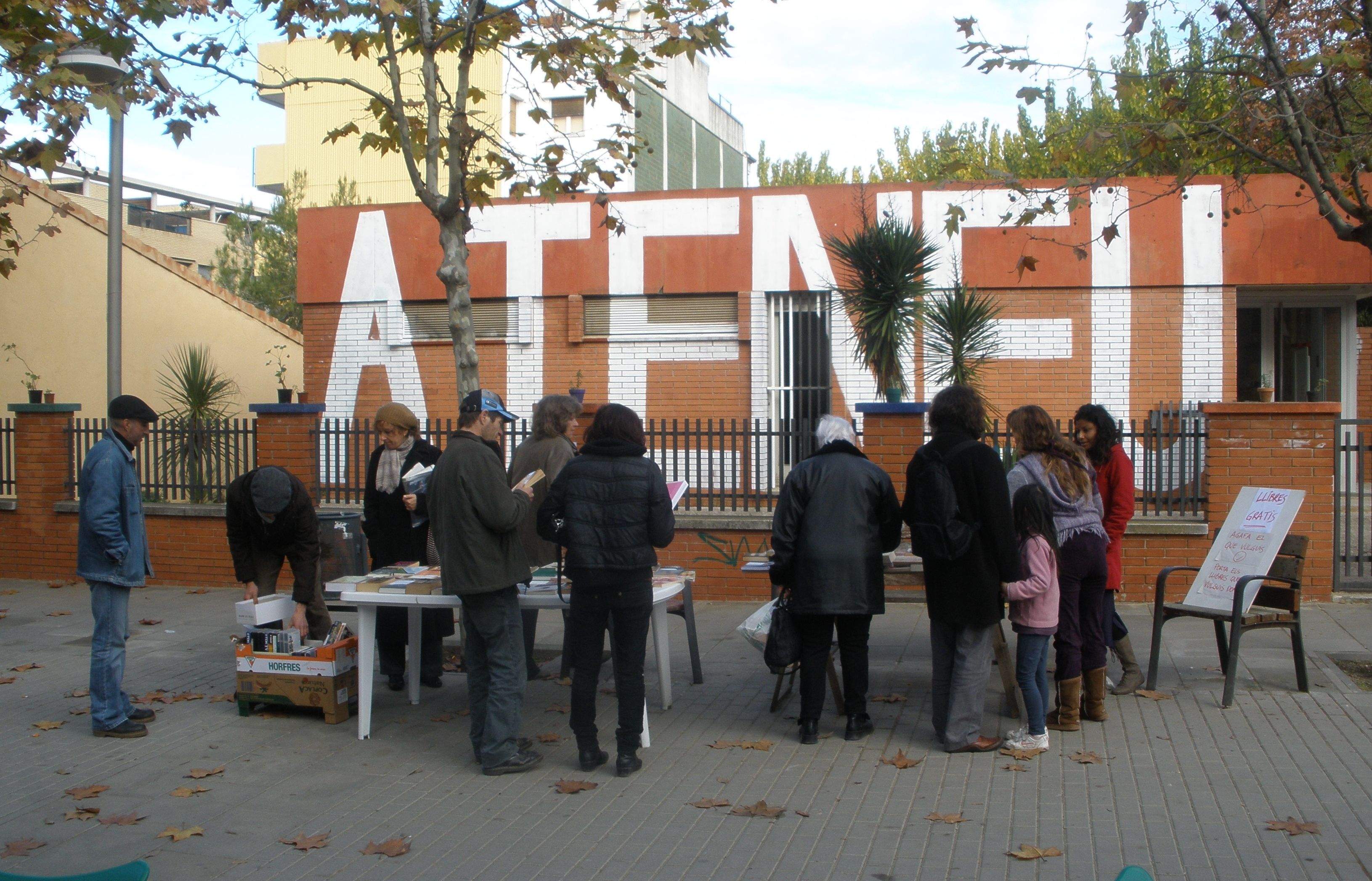 El Banc de llibres vol ser un punt de trobada, com ho era l'Ateneu fins el seu tancament. FOTO: Cedida