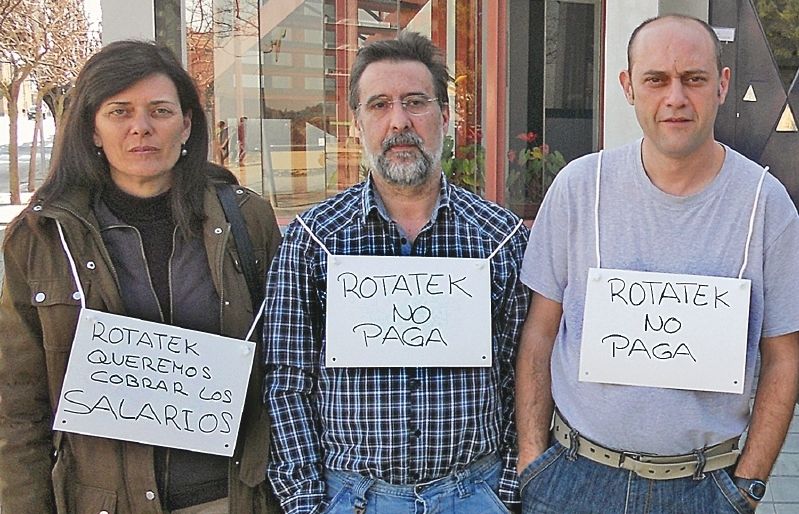 Treballadors i sindicats protestant davant l'empresa Rotatek. FOTO: Cedida.