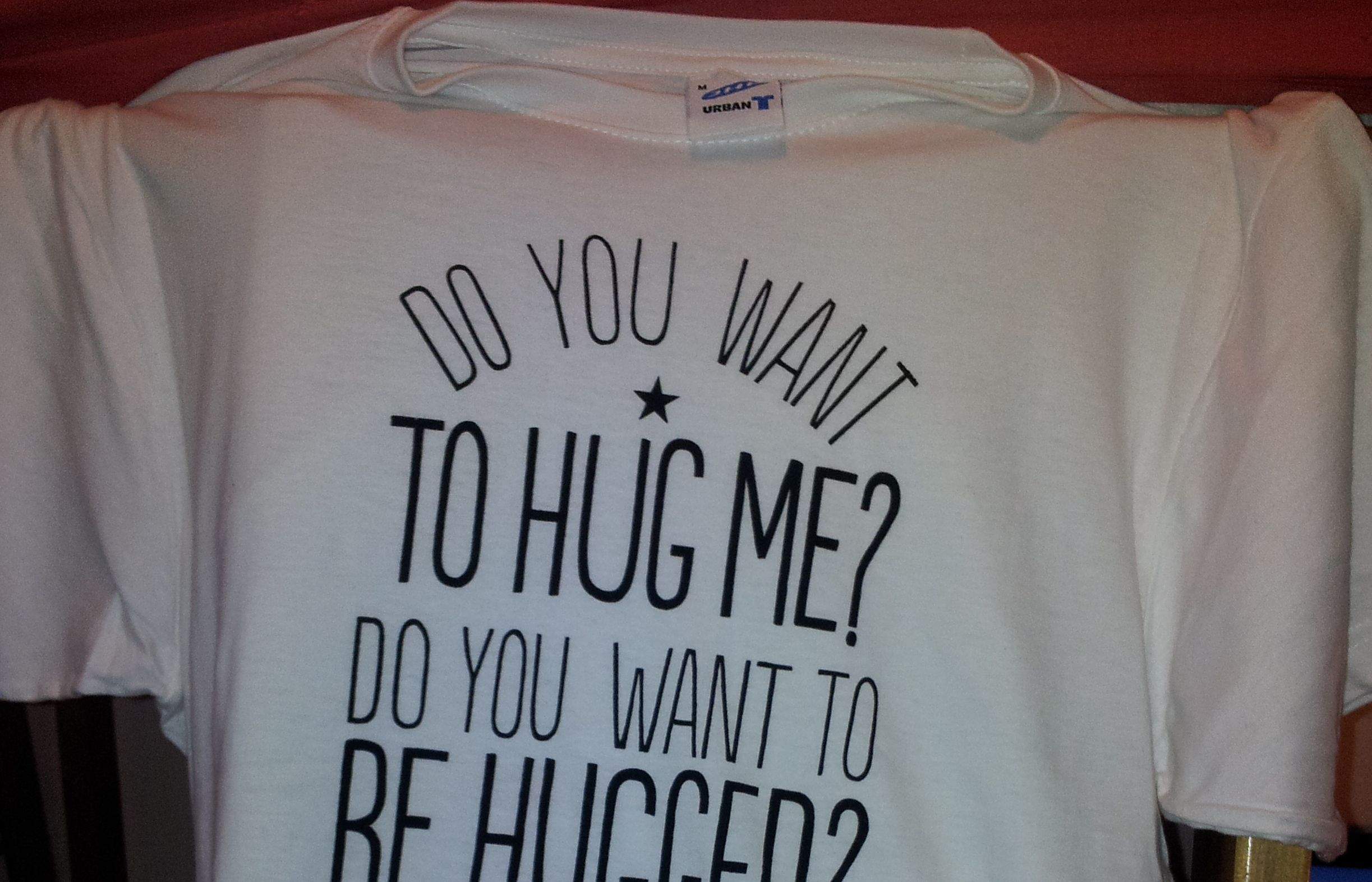 Busca aquesta camiseta, i dóna una abraçada! FOTO: Cedida