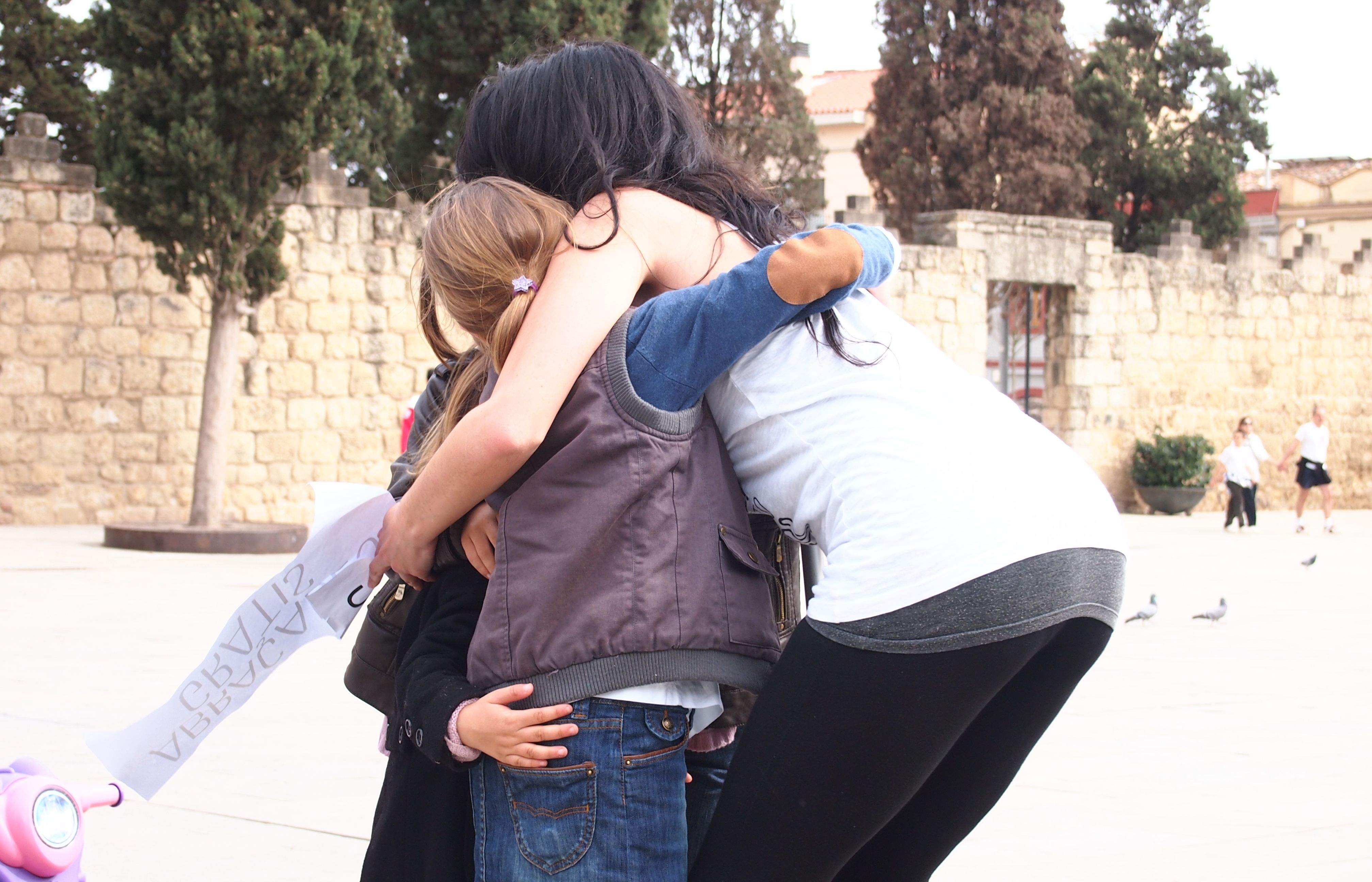 Hi havia gent que no s'ho pensava dos cops a l'hora d'abraçar-se! FOTO: C.Caballé