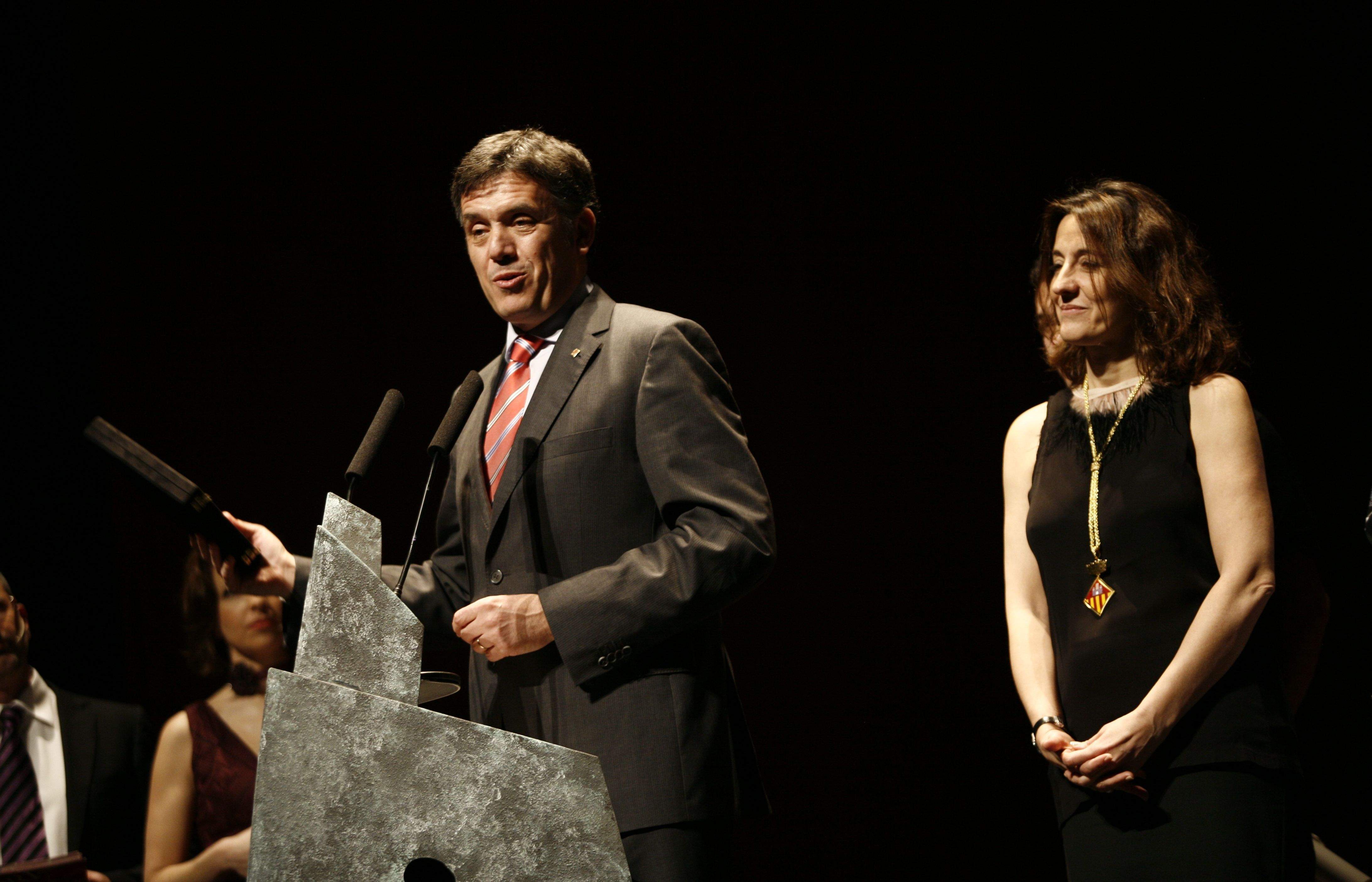 Lluís Recoder ha rebut la Medalla d'Or de la ciutat. FOTO: E. Naval