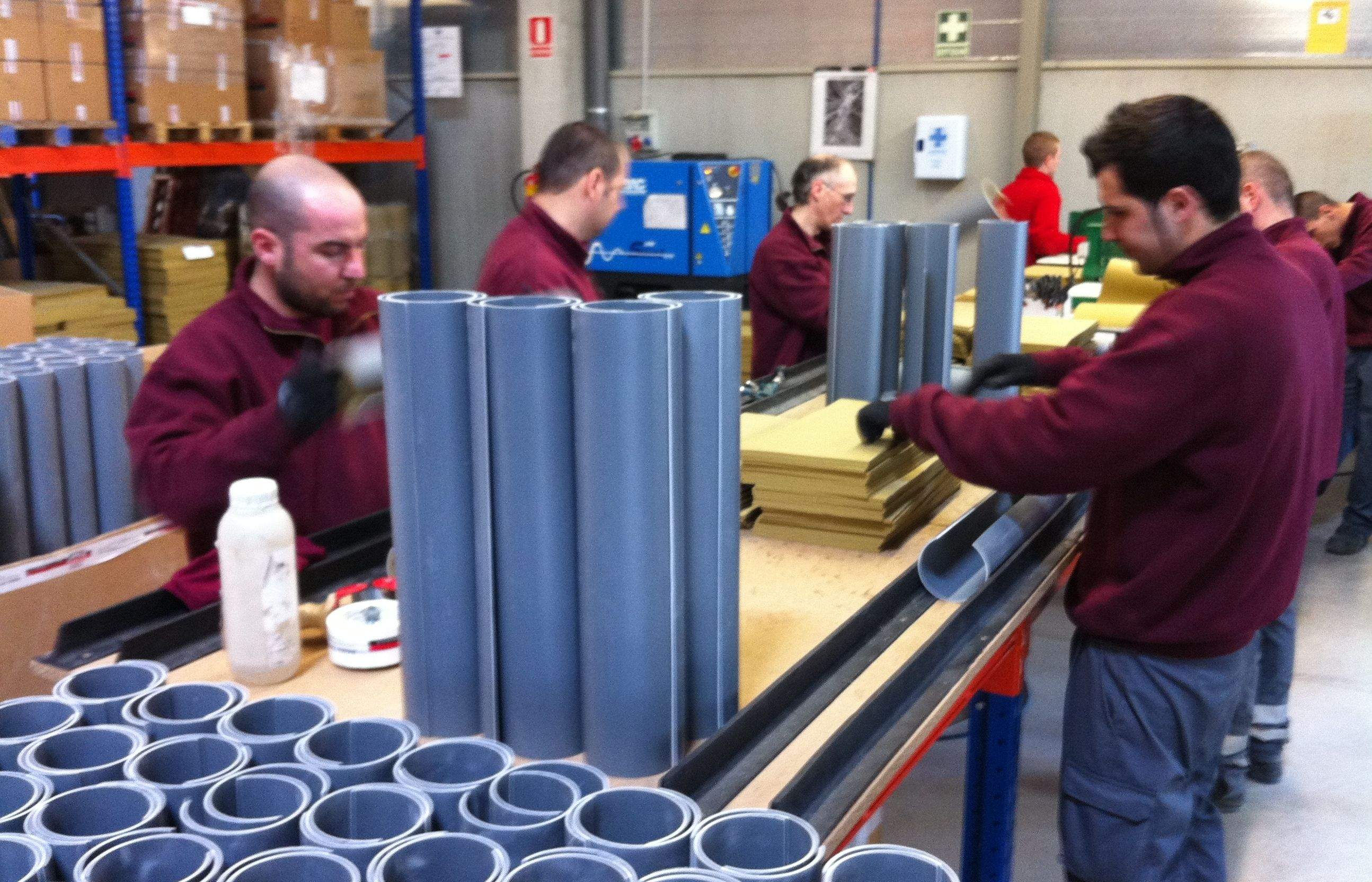 Uns treballadors del sector industrial FOTO: JR Armadàs