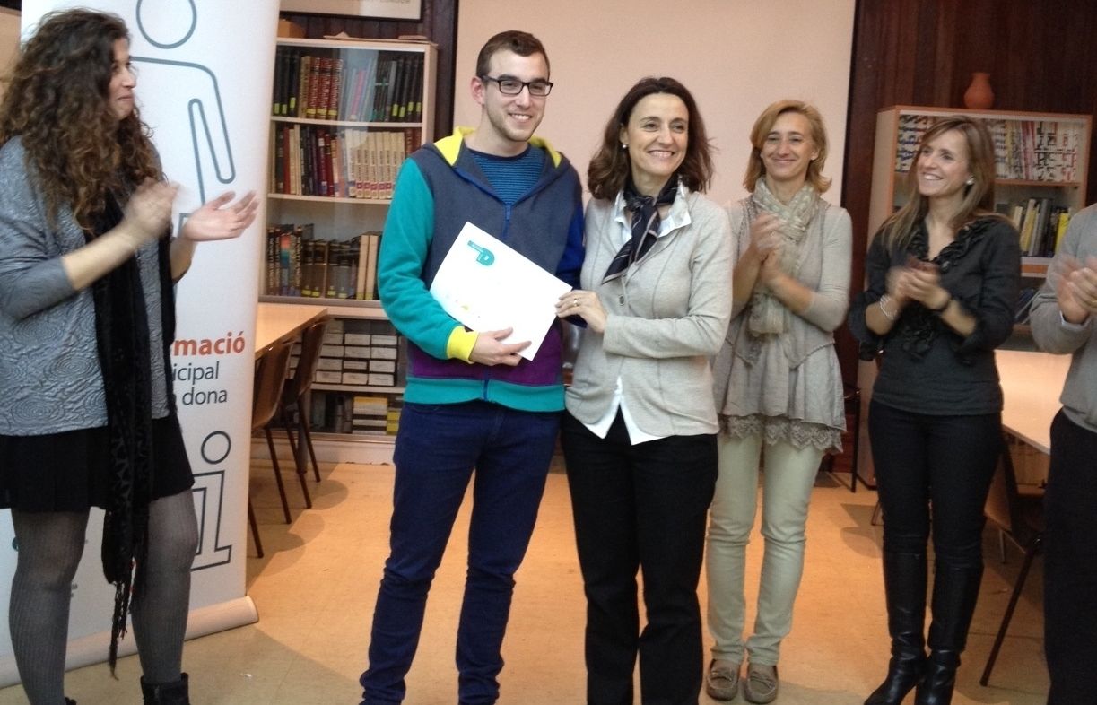 A la fotografia Manuel Molina, el guanyador del concurs del cartell de la diada de la dona. FOTO: C. Porras