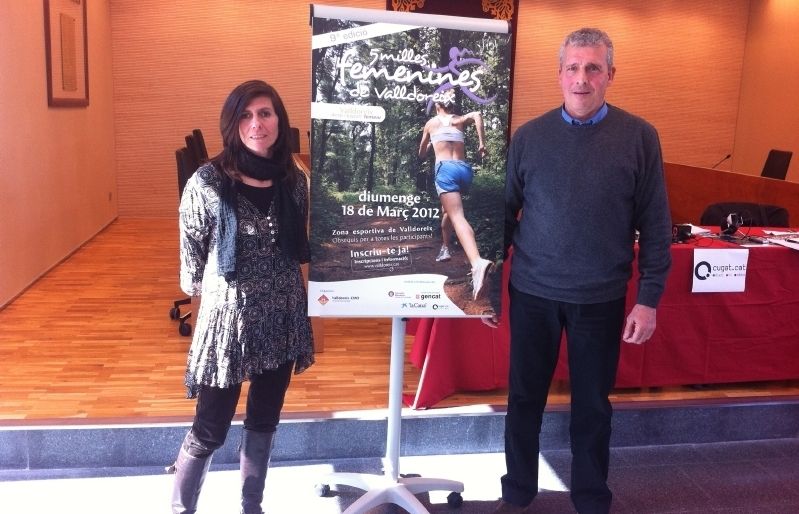 Glòria Madrigal i Quim Castelló, amb el cartell de les 5 Milles Femenines de Valldoreix 2012. FOTO: À. López Puig